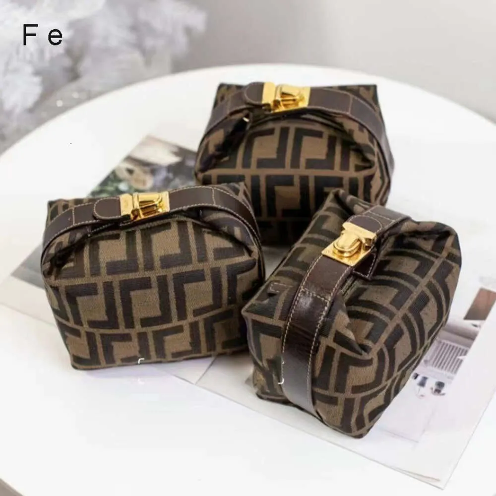 Bolsas de ombro são populares entre designers de moda Bolsa de travesseiro Ff lancheira feminina mini vintage flor velha carregando crossbody bolsa de capacidade versátil para caminhada de cachorro