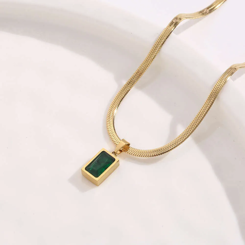 Nuevo Collar de acero y titanio con diamante verde para mujer, cadena de clavícula