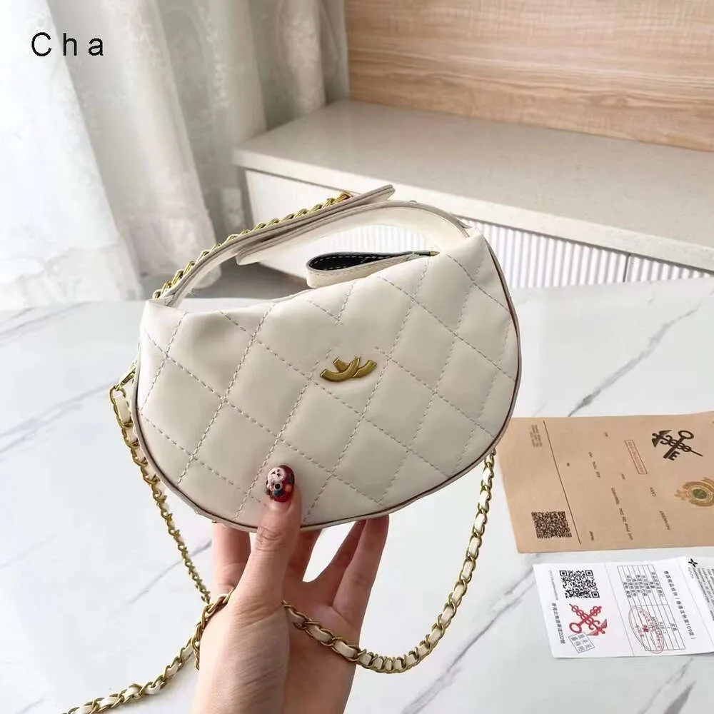 Top Designer Premium Casual Portable Sac à bandoulière Nouveau Sac Femme Petit Vent Parfumé Rond Ling Grille Chaîne Poignée Mini Dîner Lune Dents Sac