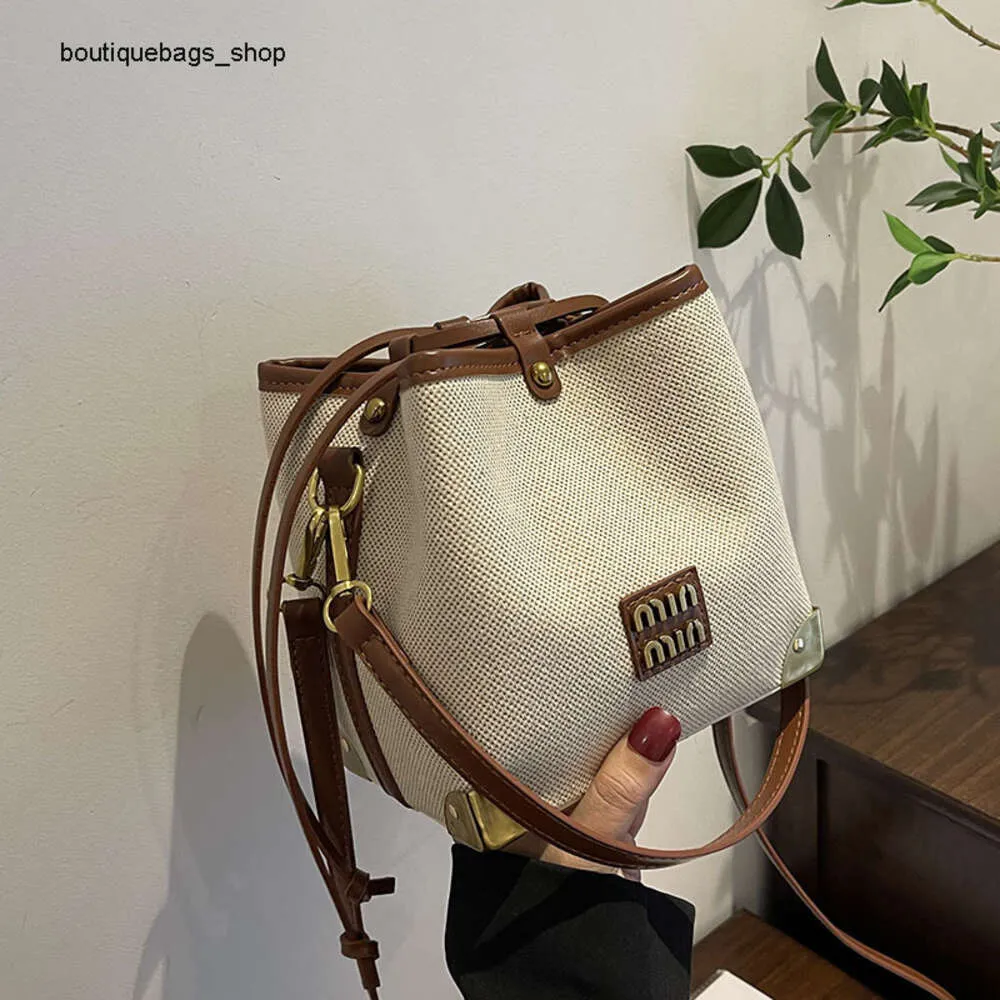 Çapraz Toptan Moda Marka Çanak Çantaları, Kadınlar İçin Şık Omuz Çantası Yeni Minimalist Crossbody Buck