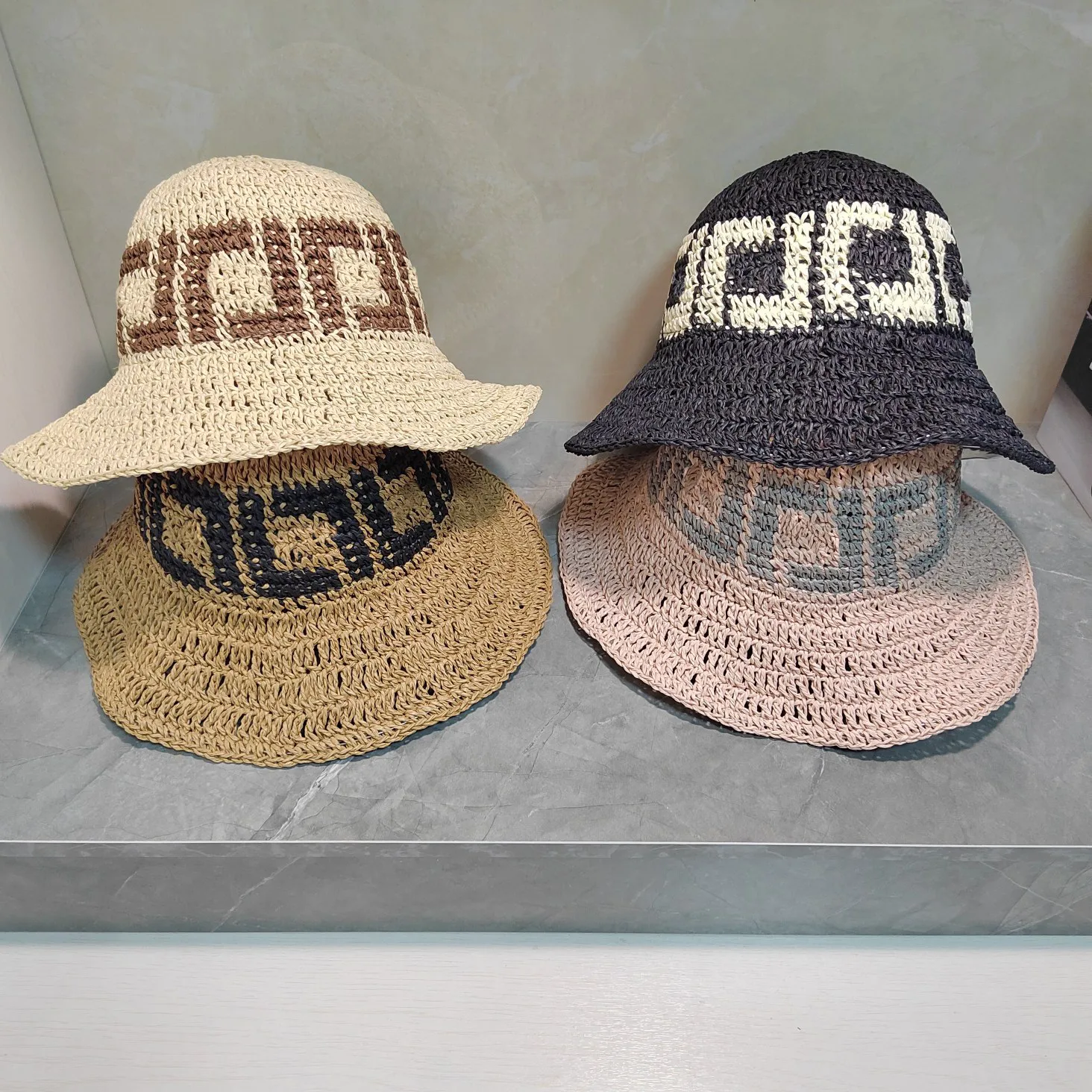 قبعات مصممة واسعة الحافة قابلة للطي قش قش القبعة للسيدات عطلة الشاطئ قبعة الصيف السفر واقي الشمس الظل قبعة