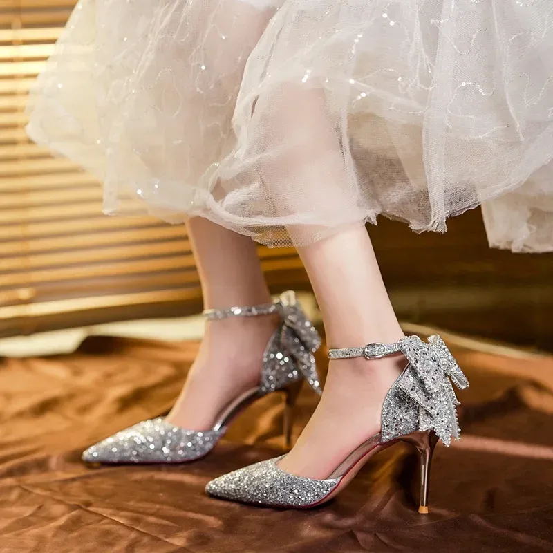 Sandaler 2023 Summer Luxury Women's Fashion Point Toe paljetter Rhinestone Bow Crystal High Heel Sandals Party Wedding Shoes