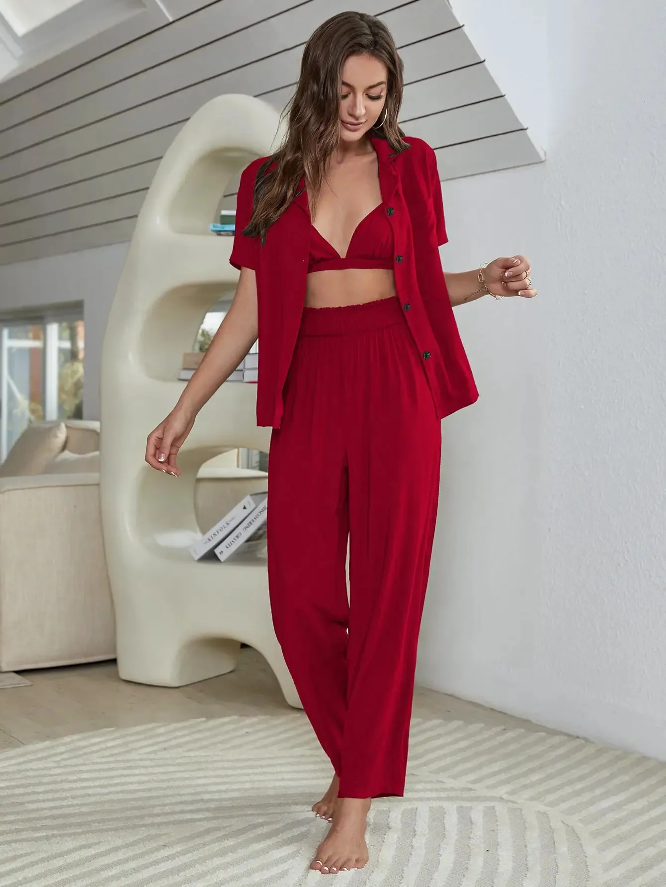 3-teiliges Pyjama-Set für Sommer-Damen mit kurzen Ärmeln, Button-Down-Hemd und Hose mit sexy BH, solide rote Hose mit eingekerbtem Oberteil 240308