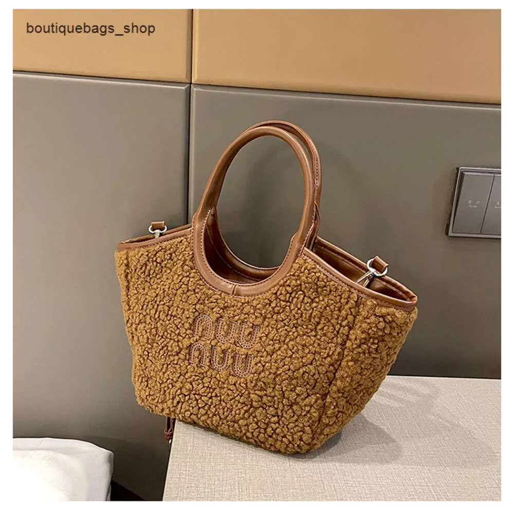 Borse di marca di moda all'ingrosso transfrontaliere Nuova borsa portatile da donna in pelliccia singola tracolla a spalla semplice colore Maillard