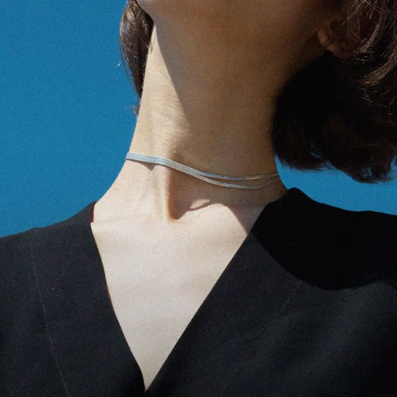 Dubbelskiktad delad europeisk och amerikansk nischljus lyxig high-end benben kedja mode måste komma in i personlig trend unikt halsband för pendling