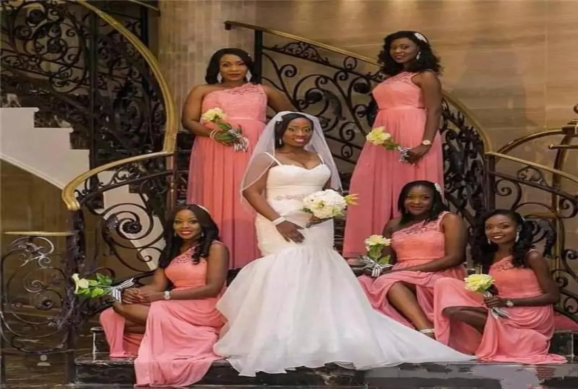 Billig afrikansk en axel korall spetsar plus storlek brudtärna klänningar 2019 sexig ruched chiffong split maid of Honor Dress Wedding Part9310833