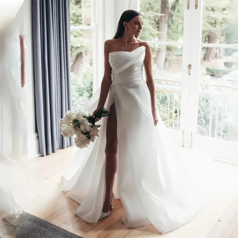 Ruched Simple A Line Wedding Dresses Side High Split Sexig stropplös långa brudklänningar elfenben Vit Summer Boho Garden Beach Brud Dress Sweep Train