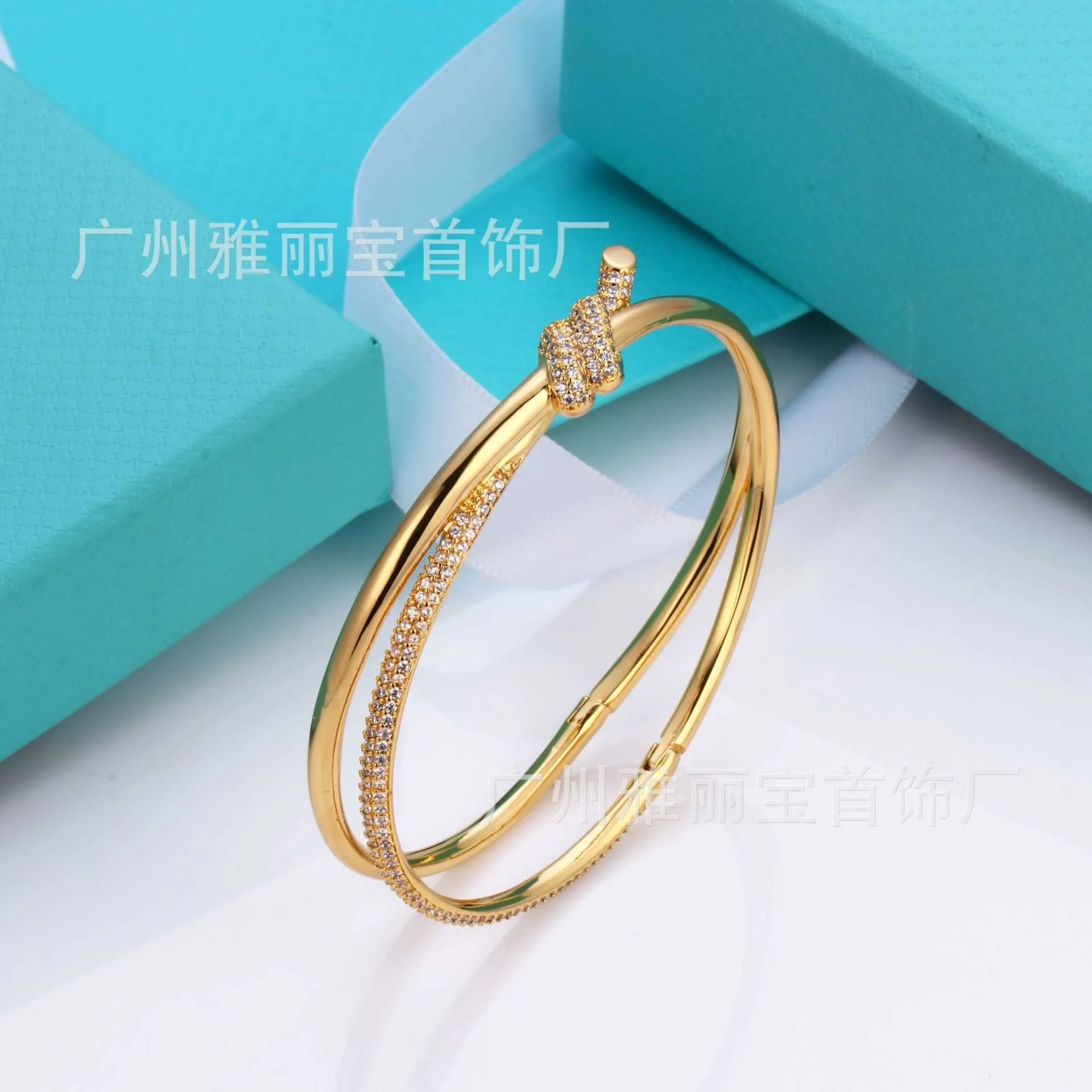AA Designer Charm Bangle Pulseira TifanT Love Knot Set Pulseira de diamante banhada com ouro verdadeiro 18K elegante e suave pulseira de dobradiça dupla 1S9J