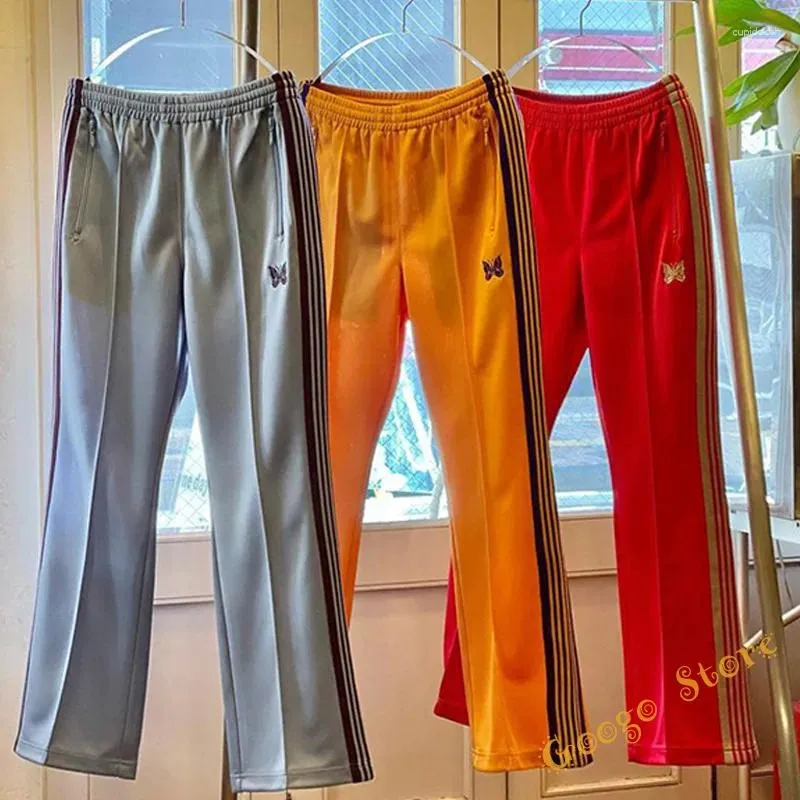 Calças masculinas agulhas awge casual ao ar livre 1:1 sweatpants roxo borboleta bordado lado webbing listrado zíper bolso amarelo calças