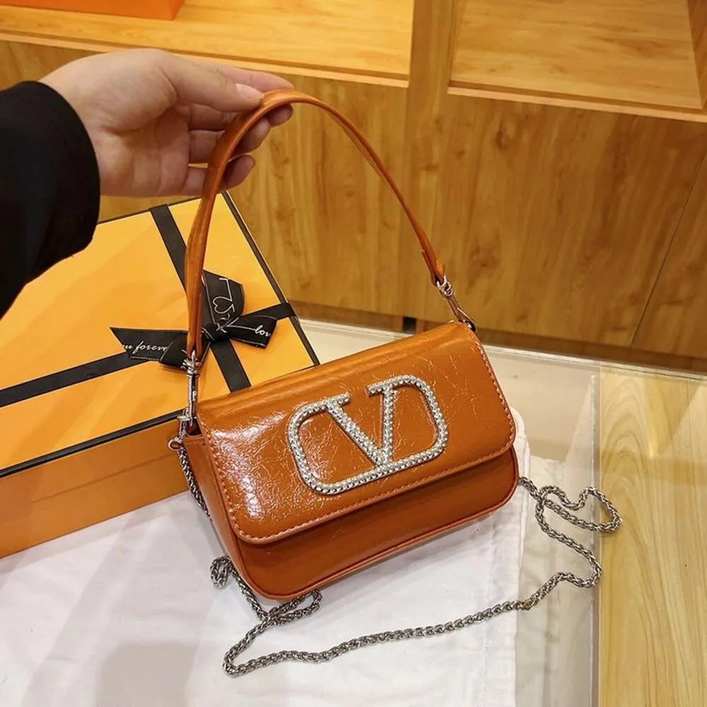 Butik design handväska grossist detaljhandelskvinnor ny stil diamant inbäddning av hög kvalitet axelväska mode underarm liten trendig