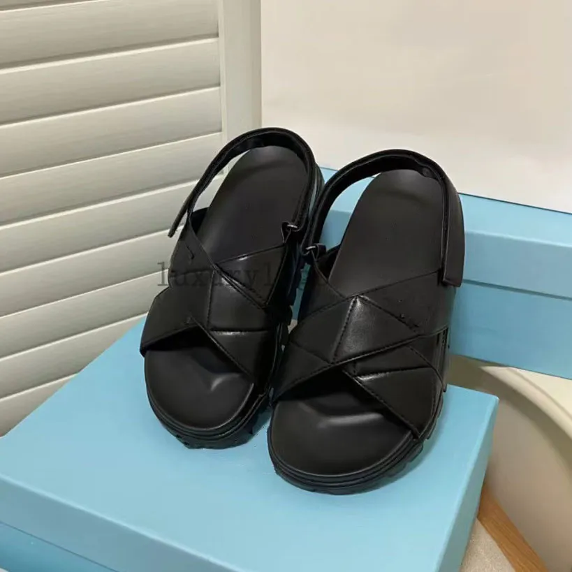 Sandaler berömda designer kvinnor mjuk vadderad nappa läder glider sandal klackar skjutreglage plattform sko mode sommar flickor sandale monolith sandle tofflare skor 3.7 04