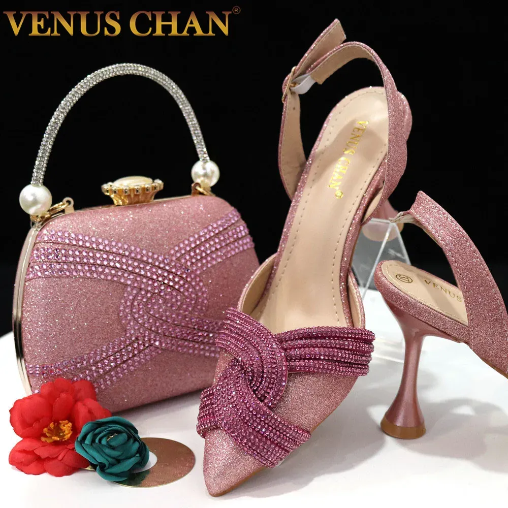 Pumps Venus Chan Nieuw Italiaans ontwerp Magenta Diamond Belt met dezelfde kleur cashew tas Exquisite Banquet Ladies schoenen en tas