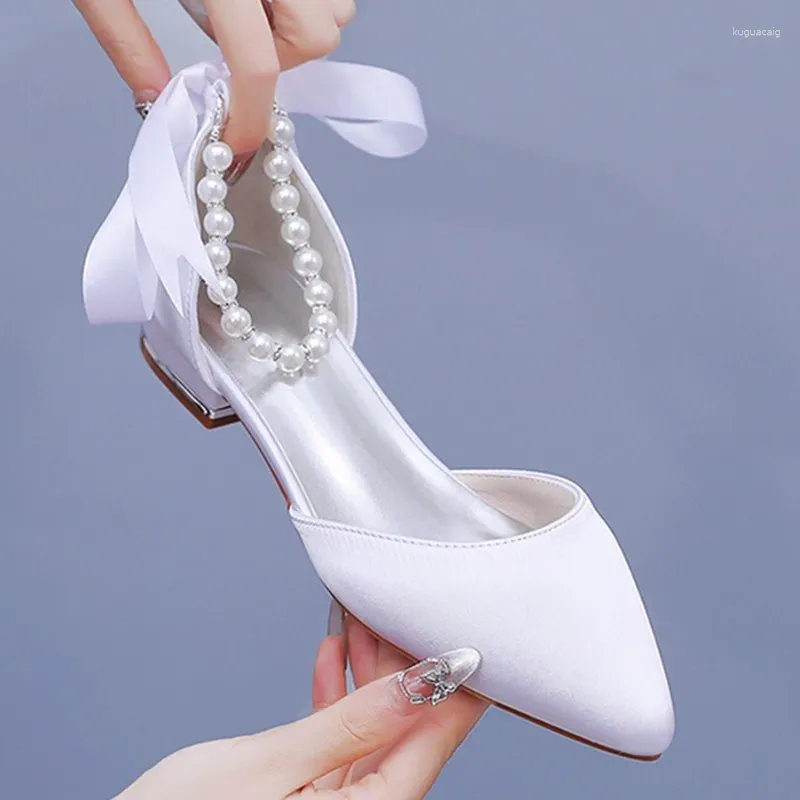 Chaussures habillées à talons plats pointus sandales creuses à bouche peu profonde en satin blanc ruban perlé mariage de la mariée
