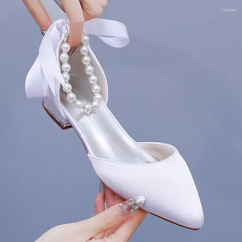 Sapatos de vestido Flat Heeled Pointed Hollow Sandálias Baixa Boca Rasa Branco Cetim Frisado Fita Noiva Casamento