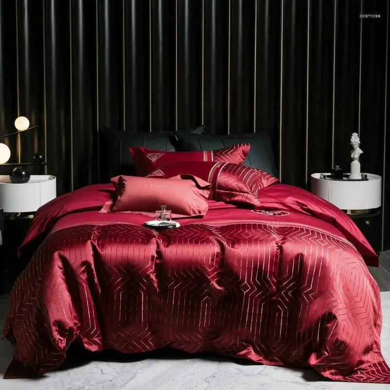 Set di biancheria da letto Set di ricami di lusso rosso bordeaux Set di lenzuola copripiumino patchwork in cotone egiziano jacquard di alta precisione