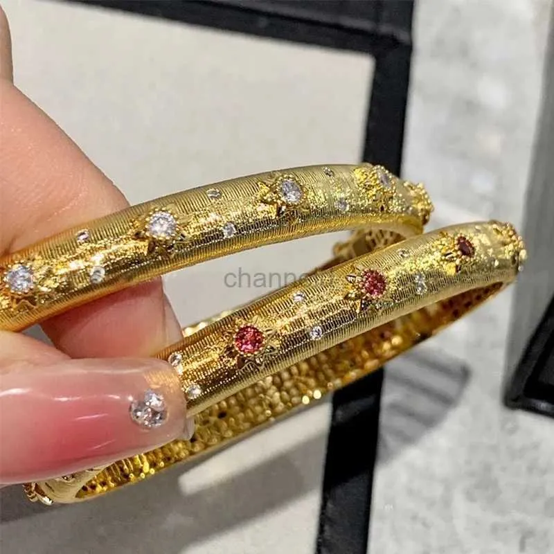 Bangle Italian Palace 18K Solid Gold Plated Bracelets Ladies Luxury Jewelry With Emerald Retro Open Bracelets Luxury Bracelet 240319