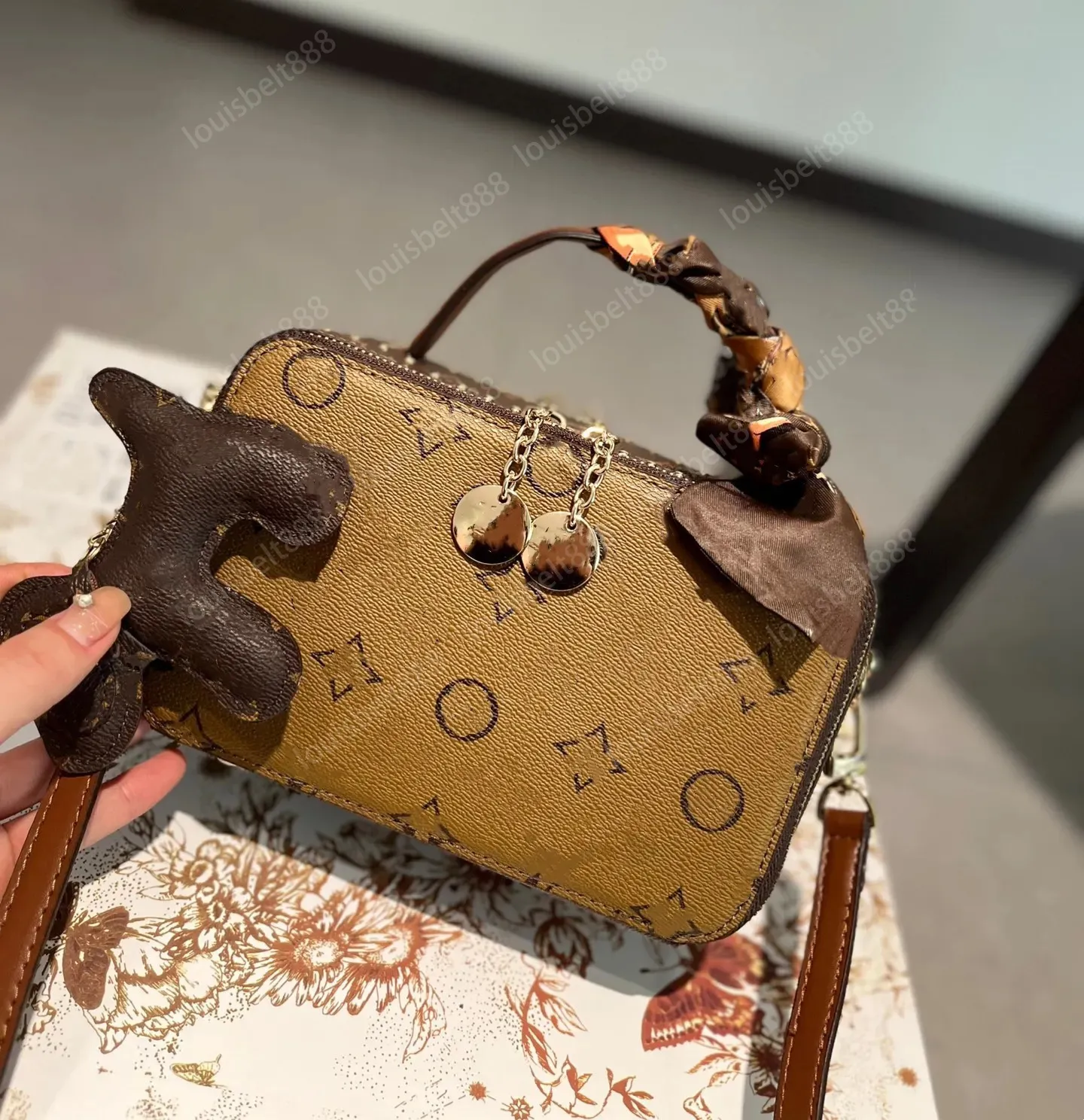 24SS NEW 2024 Fashion Women's Luxury Designer New Medieval Small Case Facs Bag Bag Women's Hands Counter Bag Crossbody Bags Press Vintage Elegance