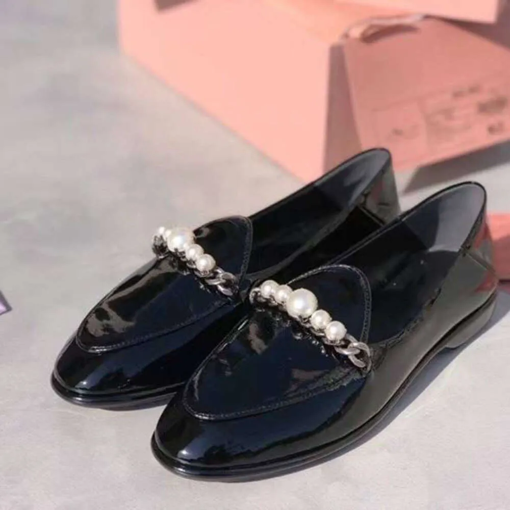 Mocassins de fundo plano com corrente de metal pérola no início da primavera, sapatos preguiçosos de um pé, sapatos de couro pequenos femininos confortáveis e patenteados