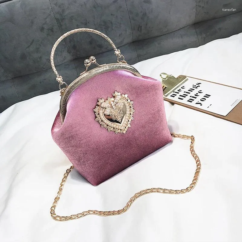 Totes DT 2024 Arrivo Borsa a tracolla in peluche Donna Maniglia Lusso Elegante Catene in metallo Lega dorata Squisita Casual Lady Style