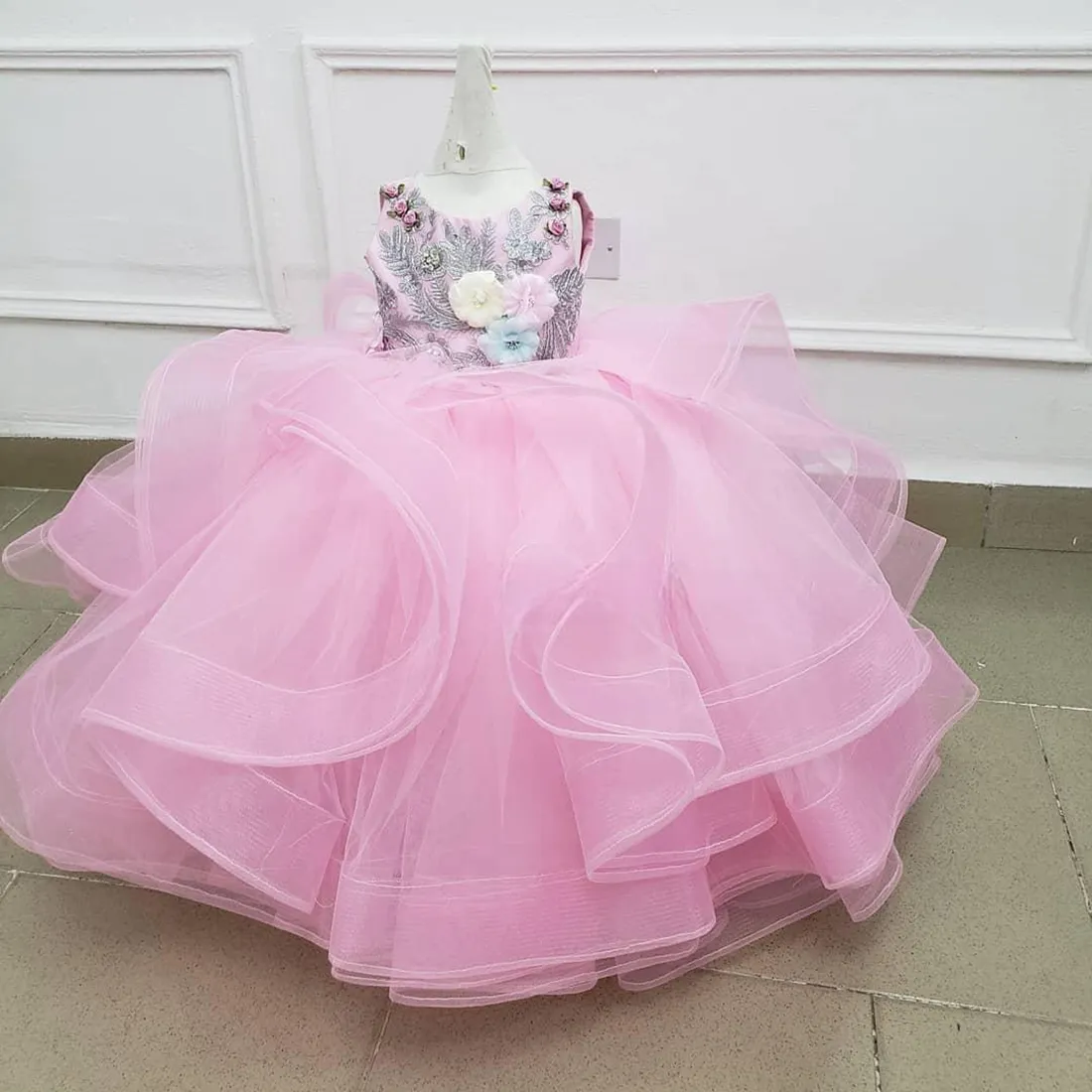 2024 Robes de fille de fleur rose robe de communion bijou à plusieurs niveaux robes de bal en tulle reine robe d'anniversaire fleurs faites à la main perles perlées pour les filles noires du Nigeria NF132