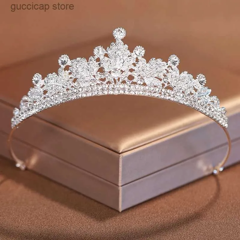 Diademi Itacazzo Copricapo da sposa pieno di atmosfera squisita Moda affascinante Corona da donna color argento per matrimonio Y240319