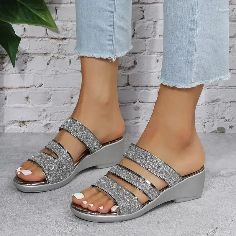 Tofflor kvinnliga kilar bling lägenheter flip flops 2024 sommar sandaler höstskor Rom damer slingback kausal glider modefluga