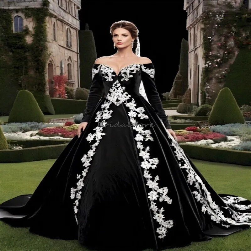 Victorian Black Gothic Wedding Dress With White Appliques Fantasy Velvet Queen Hispanic Bridal Dress 2024 Long Sleeve Bride Dress Elegant Country Vestido De Novia