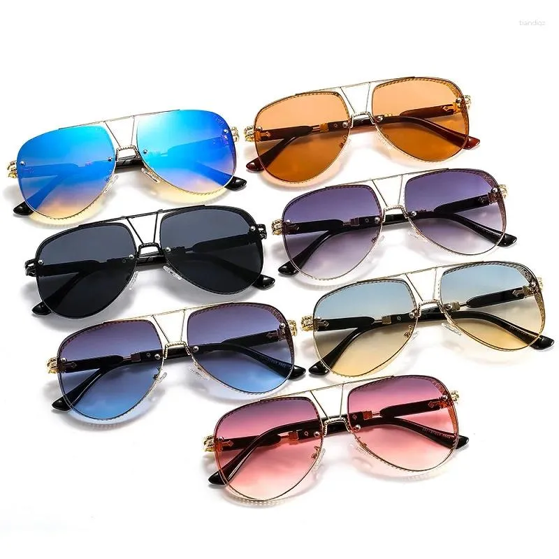 Óculos ao ar livre 2024 oco padrão oval óculos de sol homens mulheres tendência de luxo marca designer metal liga quadro gradientes lente piloto conspícuo