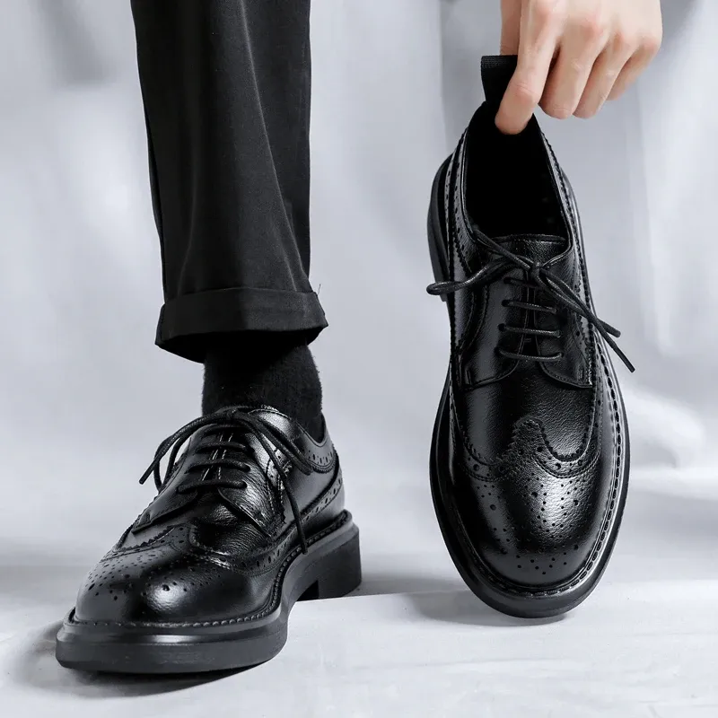 Shoes New Trending Brogues Classic Men Dress Shoes Men Oxfords Patent Leather Shoes Lace Up Formal Black Leather Wedding Party Shoes