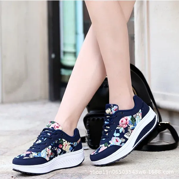 Casual Shoes 2024 Högkvalitativa kvinnors färgade blomma mångsidiga tjocka sula andningsbara löpsko kvinnor sneakers