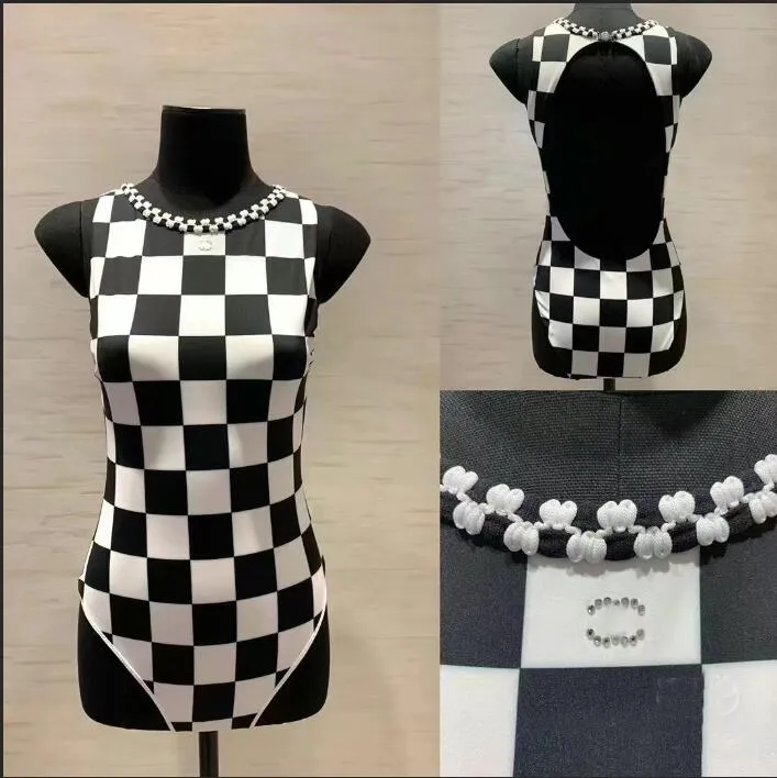 Designer-Luxusmarken-Damenbadebekleidung, High-End-Custom-Stern mit klassischem schwarz-weiß kariertem C-C-Einteiler-Badeanzug. Mode-Retro-Einteiler-Badeanzug-Bikini-Mädchen