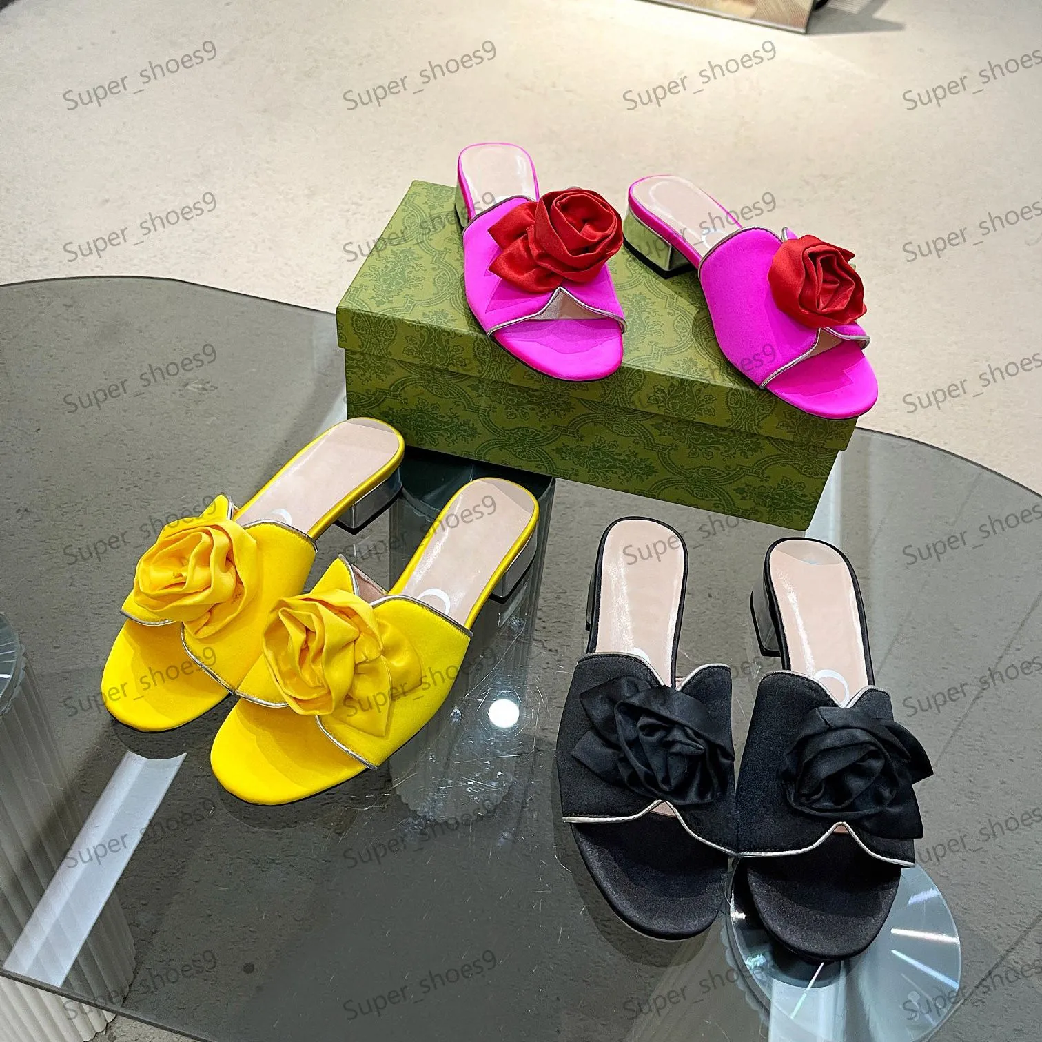 Pantoufles de créateurs pour femmes, sandales plates à la mode, sandales à fleurs, plage d'été, talons de 2 cm, satin de soie, fleurs de rose, mocassins en cuir, sandales taille 35-42 avec boîte