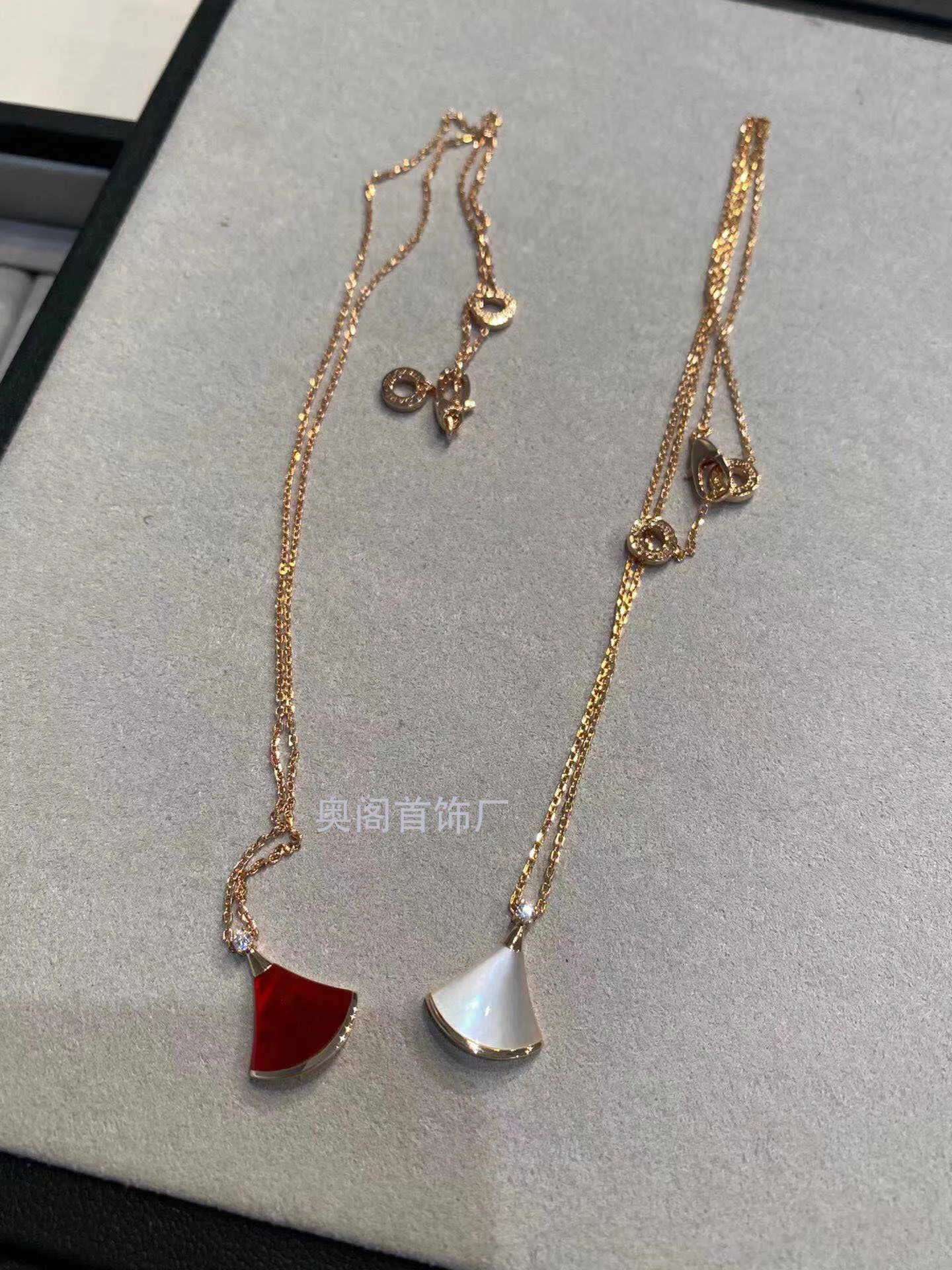 V or version haute petite jupe collier femme or rose 18 carats blanc naturel Fritillaria lumière luxe haut sens petite chaîne de clavicule taille scandaleuse