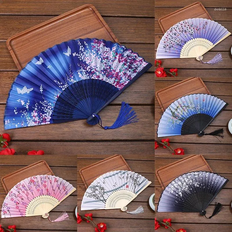 装飾的な置物ヴィンテージシルク折りたたみファンレトロ日本語スタイルのタッセルホームデコレーションクラフト飾り付き竹のダンスハンド