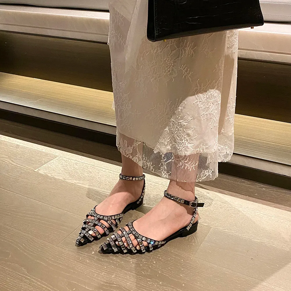 Sandalet Rhinestone kadın sandalet moda bling bayanlar sandalet düz alçak topuklu siyah bej ayak bileği kayış yaz slaytları katır ayakkabılar