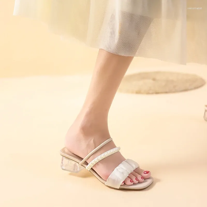 Kleidschuhe Dicke Ferse Sandalen Damen 2024 Sommer Fee Stil Plissee Zwei Tragen Sie Eine Taste Perle Quadratischer Kopf Hausschuhe