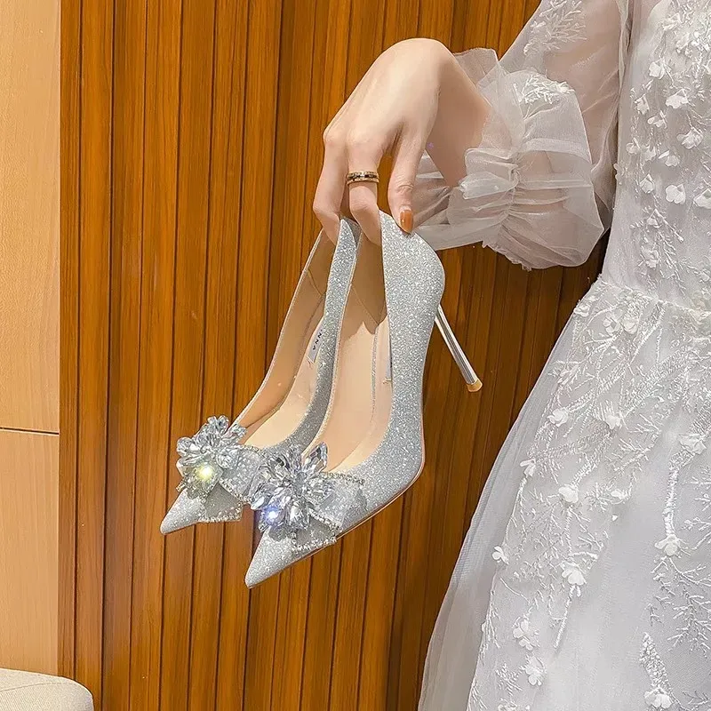 Pumpar silver kristall bröllopskor kvinnlig 2023 ny glänsande bröllop brud höga klackar bröllop fin klack vuxen ceremoni enstaka skor