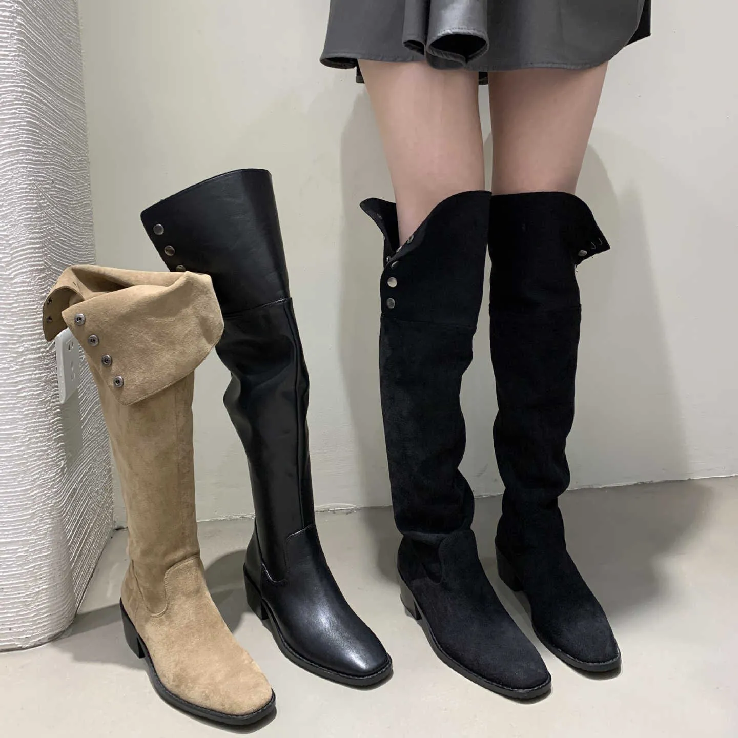 HBP Bottes de cowboy occidentales sans marque pour femmes Bouton à talon épais Deux vêtements Slim sur les bottes au genou Nouveau Vintage High Barrel Boots Femmes Chaussures de sécurité