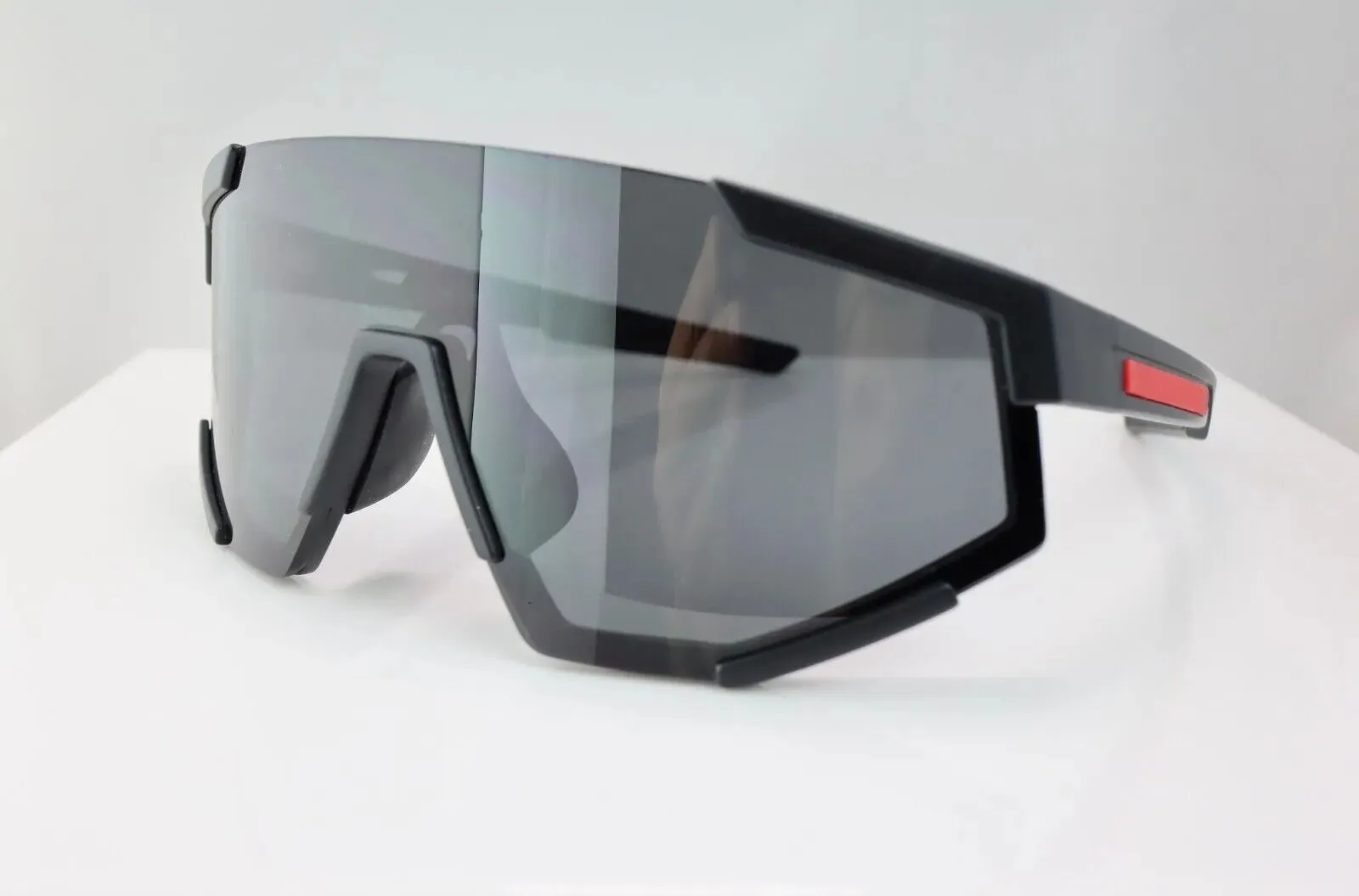2024 дизайнерские солнцезащитные очки Shield с белым козырьком и красной полосой Мужские женские велосипедные очки Мужская мода Поляризованные солнцезащитные очки Спортивные очки для бега на открытом воздухе с упаковкой 3153