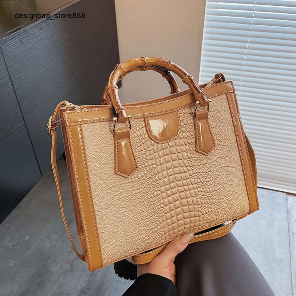 Bolsas de marca por atacado de moda transfronteiriça nova bolsa de bolsa feminina de grande capacidade Casual Bolsa de bambu de bambu de crocodilo