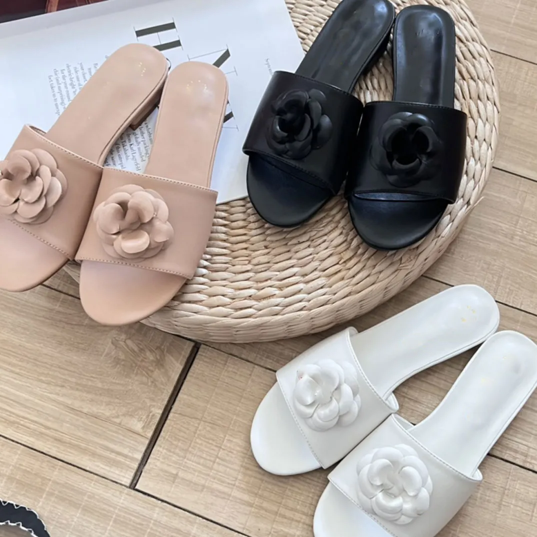 Designer-Hausschuhe für Damen, flache Flip-Flops mit dickem Boden, luxuriöse Kamelienblumen, bestickte Metallbuchstaben, Gummi-Leder-Slipper, Sommer-Strand-Hausschuhe