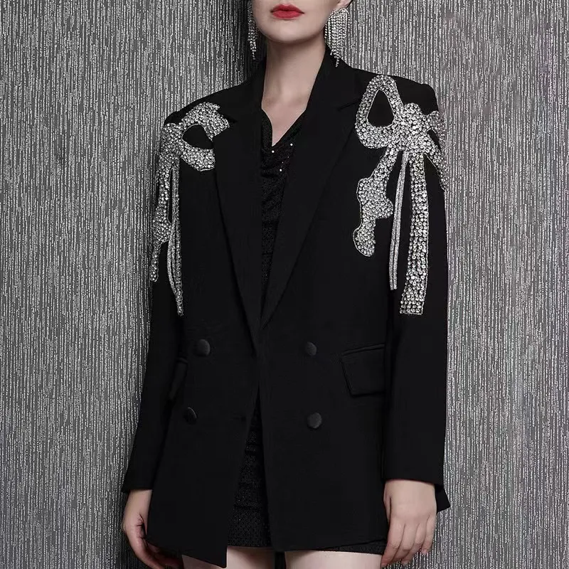 2024 Kvinnors kostym Löst bågedesign Casual Black Blazer Women's Spring and Autumn High Street Women's Light Luxury Rhinestone Suit