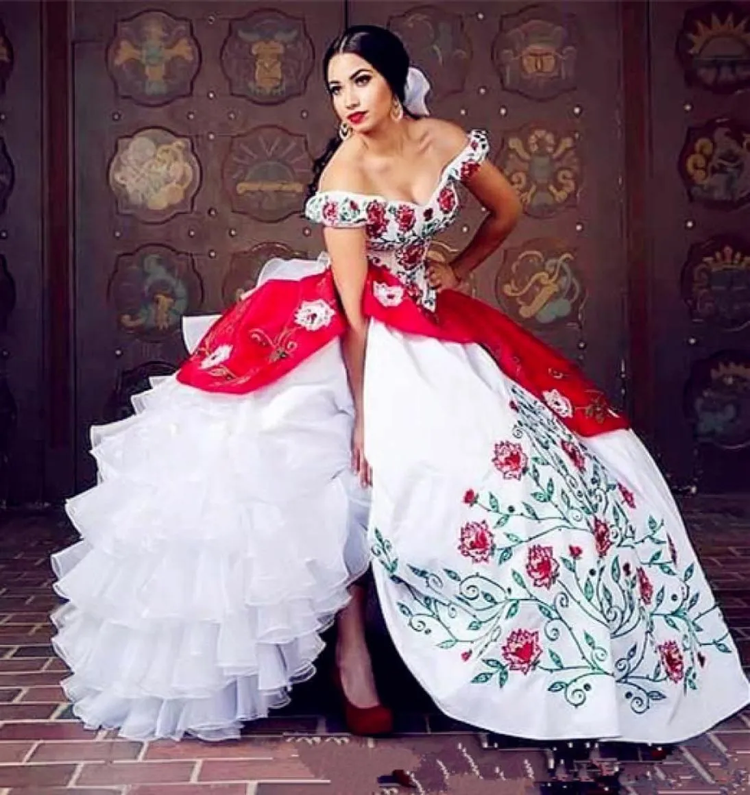 2019 Elegant nya vita och röda vintage quinceanera -klänningar med broderi pärlor söta 16 prom pageant debutante klänning party klänning 3278561