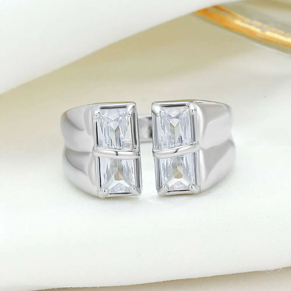 Открытое кольцо с микроинкрустацией квадратными бриллиантами — японский и корейский стиль