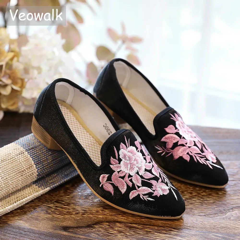 Skor Veowalk Flower Embroidered Women Canvas Flat Loafers Point Toe Comfort Slip On Shoes Handgjorda damer Bomullsbroderi Sneakers