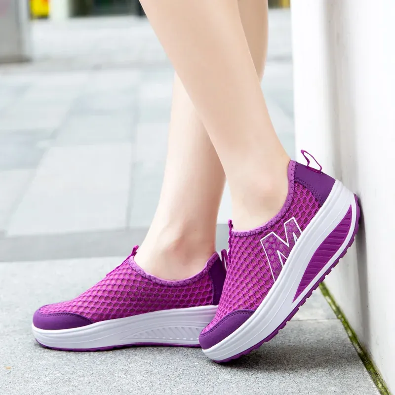 Skor Kvinnor Walking Shoes Ladies Slip On Fashion Fitness Tennis Trainers Breattable Shake Shoes Casual Mesh Platform Sneakers