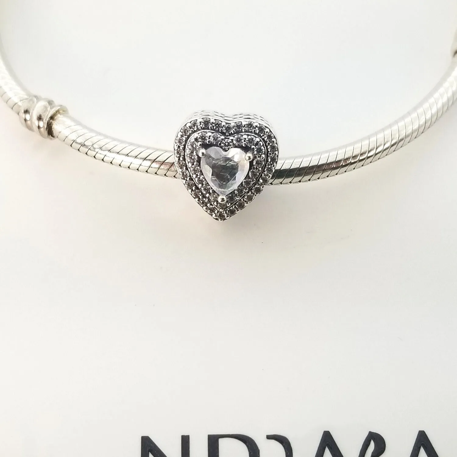 S925 Silver Sparkling Flat Heart Charm för kvinnors modetillbehör Alla hjärtans dag Thanksgiving Montering Charm Bead Armband Smycken 799218C01 Fashion Jewelry