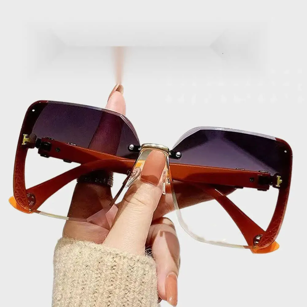 Nuovo designer di punta Un paio di occhiali da sole progettati appositamente per le donne sono ideali da indossare tutti i giorni durante le sfilate di moda e per le feste in spiaggia in viaggio