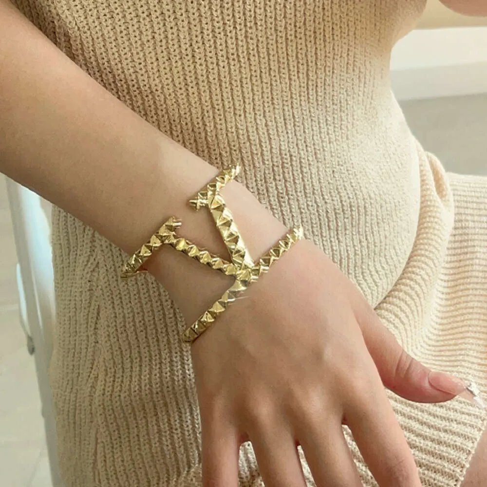 Fashion Heavy Metallic Big Statement Letter breda manschettarmband Bangles för kvinnor dubbellager Punk Nytt öppet armband