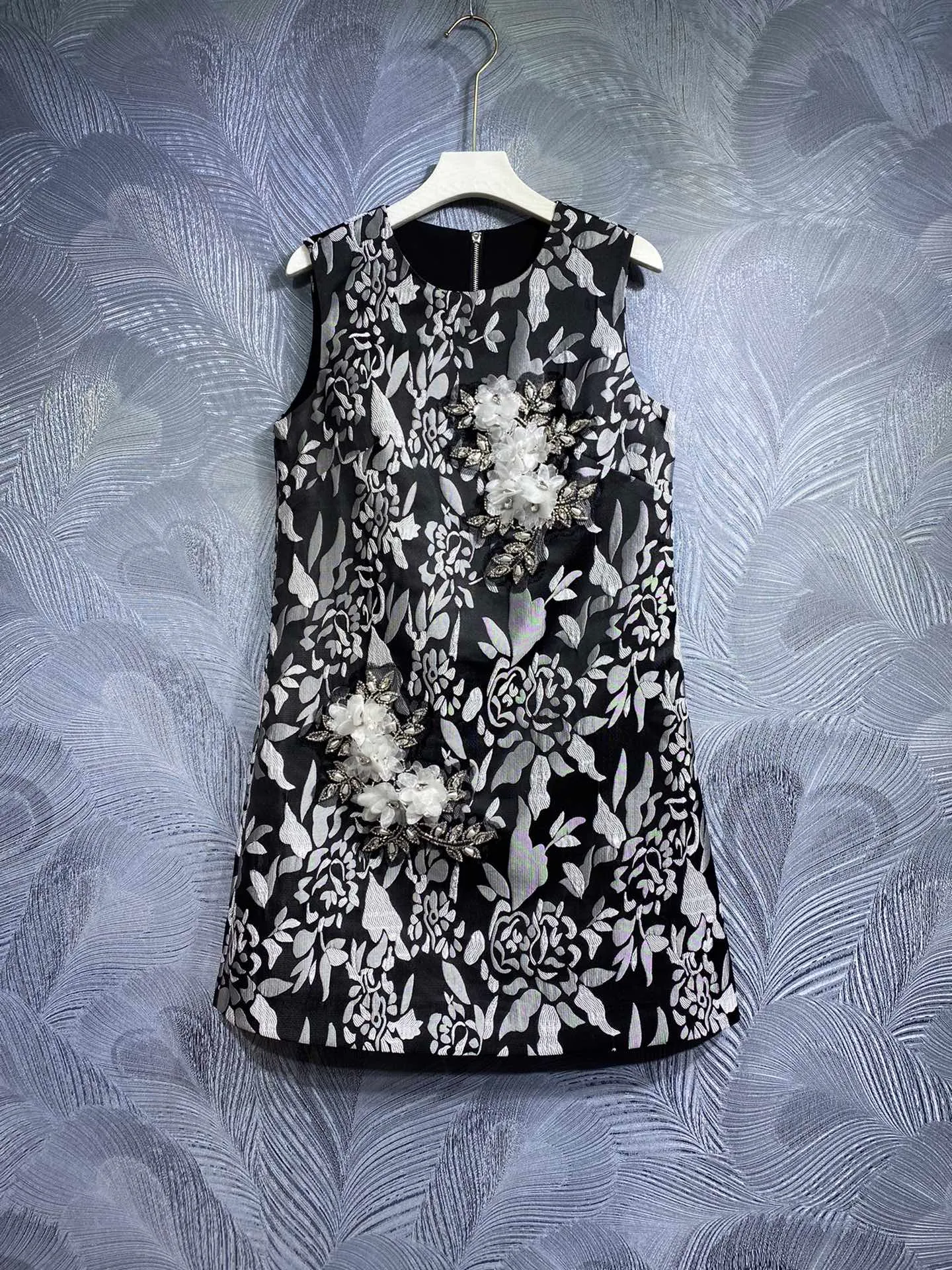 Платье 2024 года, легкое роскошное высококачественное жаккардовое черно-белое платье без рукавов с аппликацией и бриллиантами